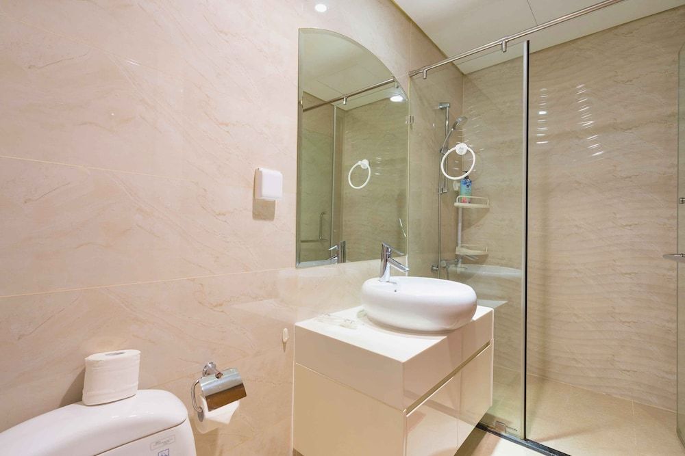 Sens House Saigon – Serviced Apartments in Vinhomes Central Park Premium Apartment, 3 Bedrooms, Balcony, City View (Sens House) 8