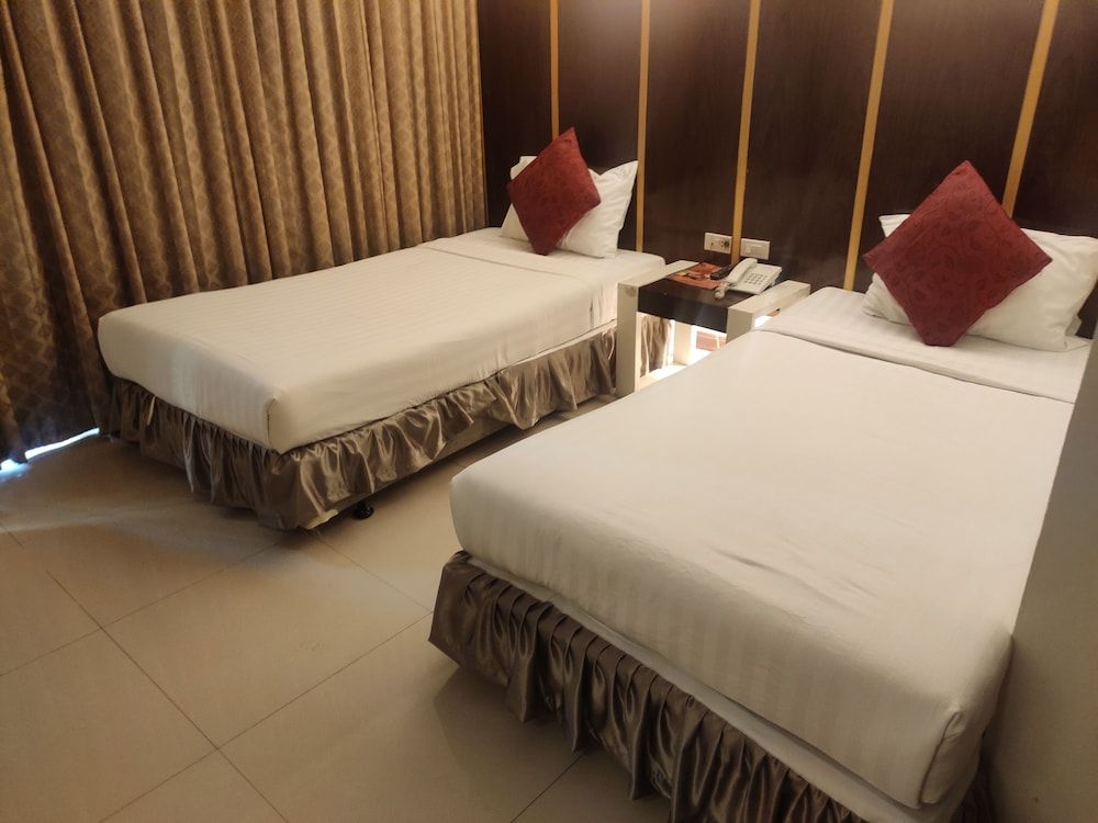 undefined Hotel Asok Inn 5