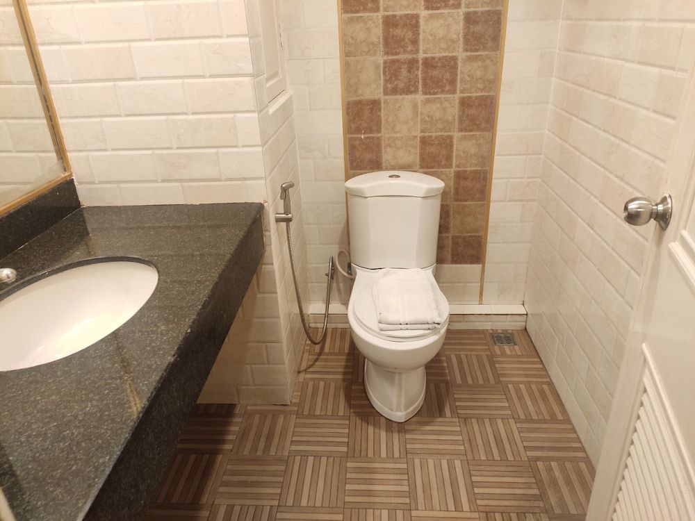 undefined Hotel Asok Inn 6