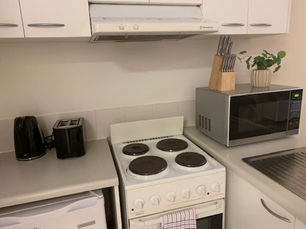 BHB CBD Dream - Wine Netflix Wifi Views Studio Apartment 11