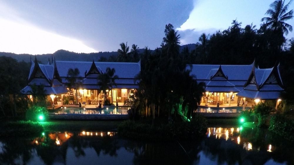 Both villas using just 7 bedrooms for 14 Adults