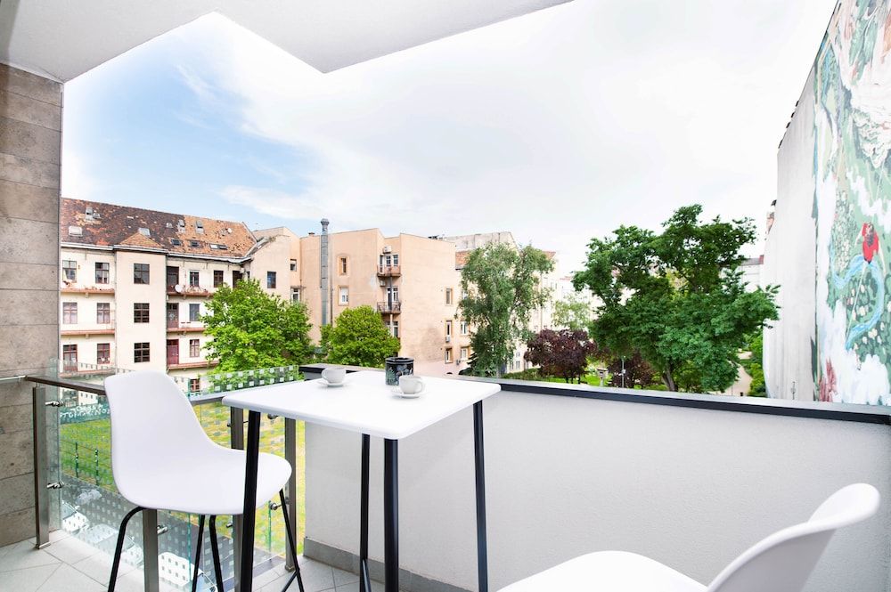 Elisabeth Downtown Apartments by FirstHost Superior Family Apartment with Balcony 8