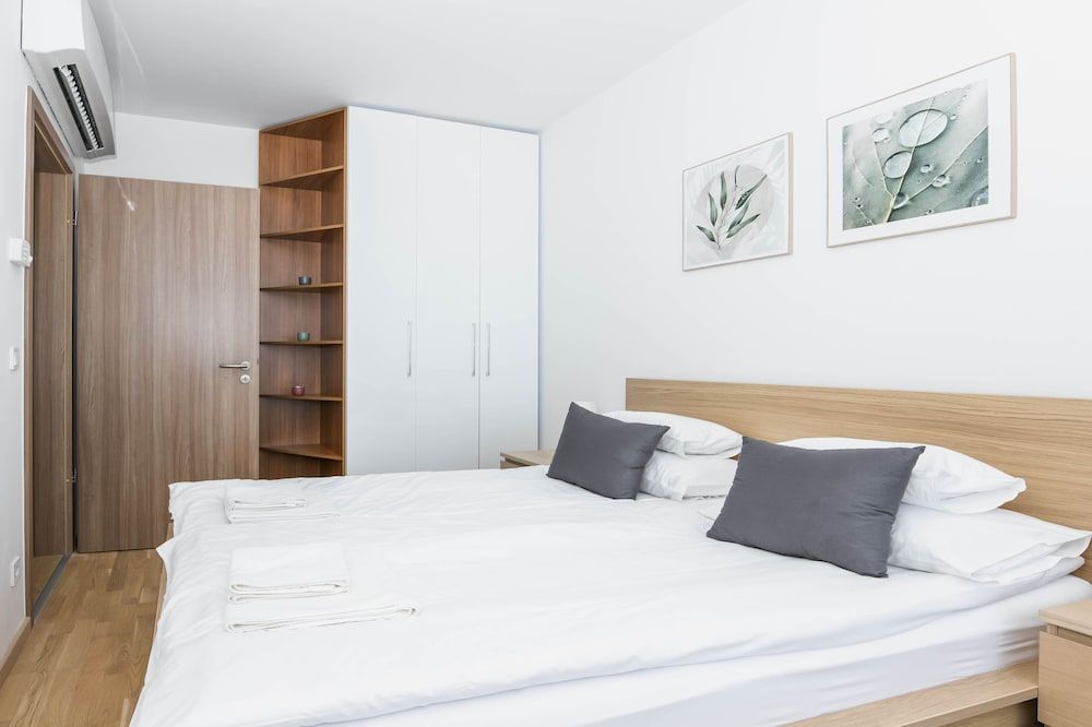 undefined Elisabeth Downtown Apartments by FirstHost 6