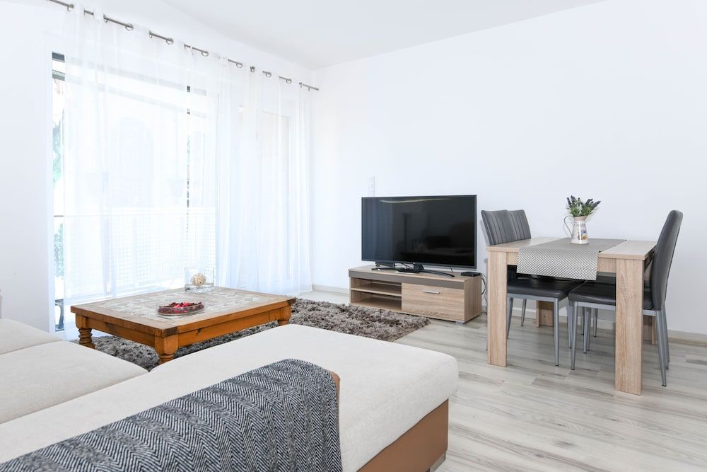 Elisabeth Downtown Apartments by FirstHost Superior Apartment with Balcony 9