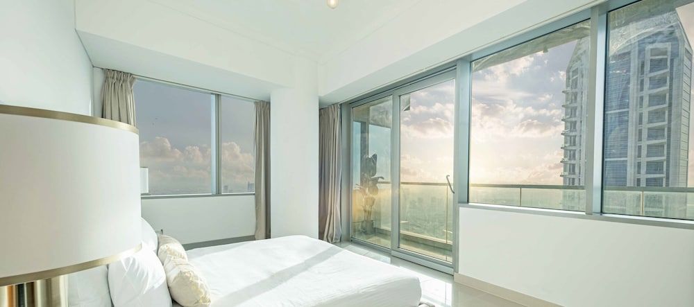 LUX The Sky View Suite Dubai Marina Deluxe Apartment 10