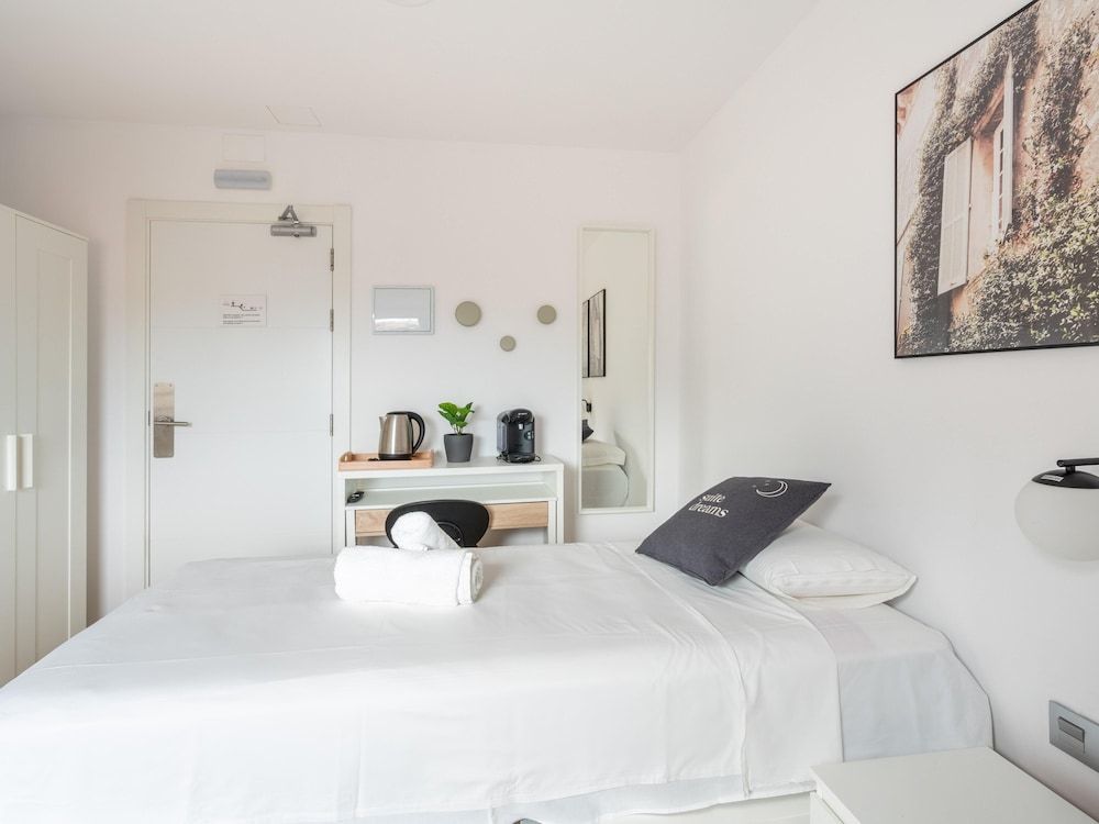 Limehome Barcelona Carrer de Fontcoberta Economy Twin Room 7