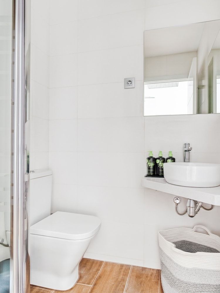 Limehome Barcelona Carrer de Fontcoberta Economy Twin Room 11