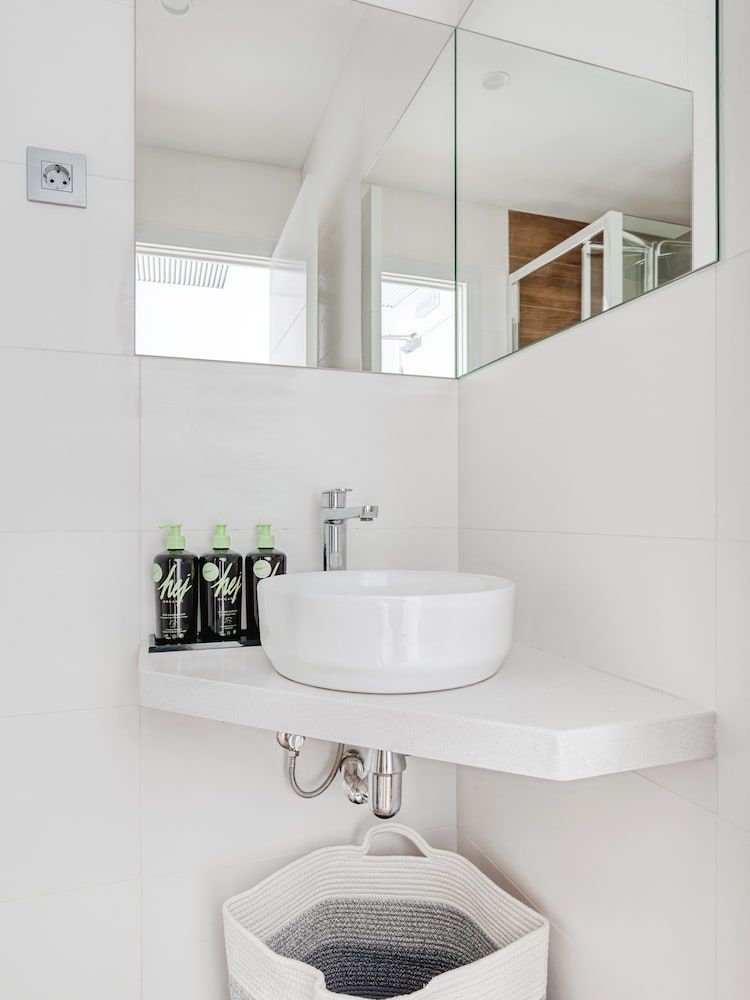 Limehome Barcelona Carrer de Fontcoberta Economy Twin Room 10