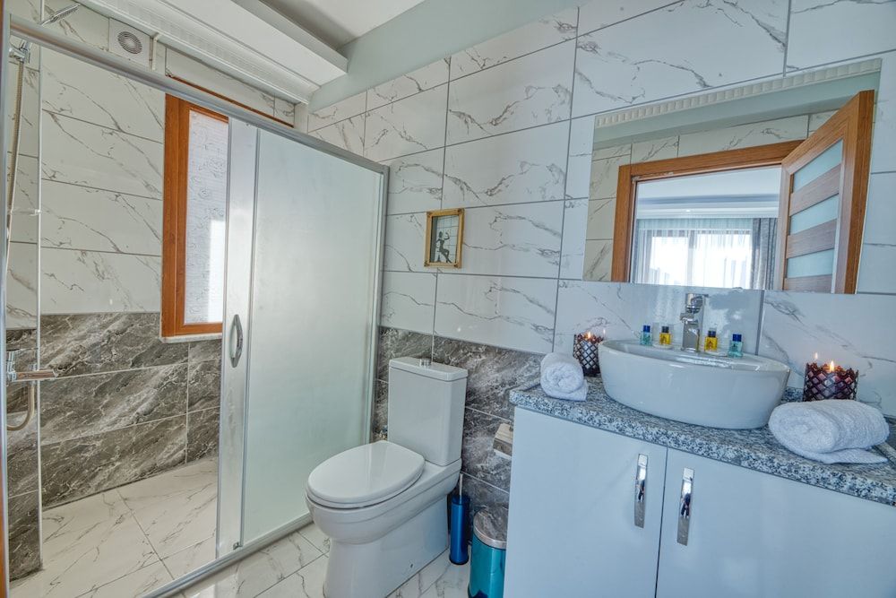 Garth of Balat Hotel Deluxe Triple Room 6