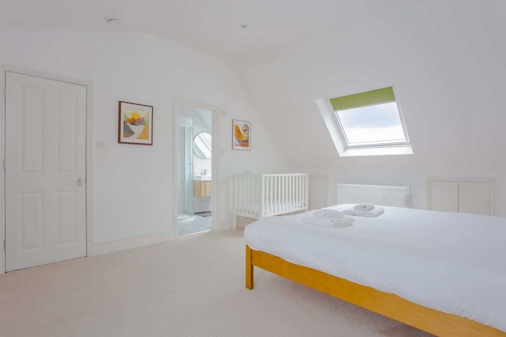 undefined Bright and Airy 3 Bedroom Maisonette in South London 2