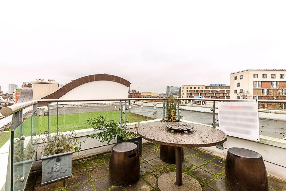 undefined Luxury and Modern Bayswater Apartment 9