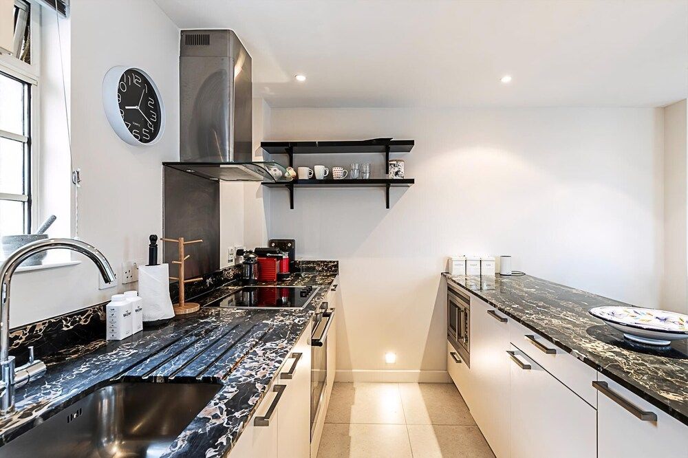 undefined Luxury and Modern Bayswater Apartment 7