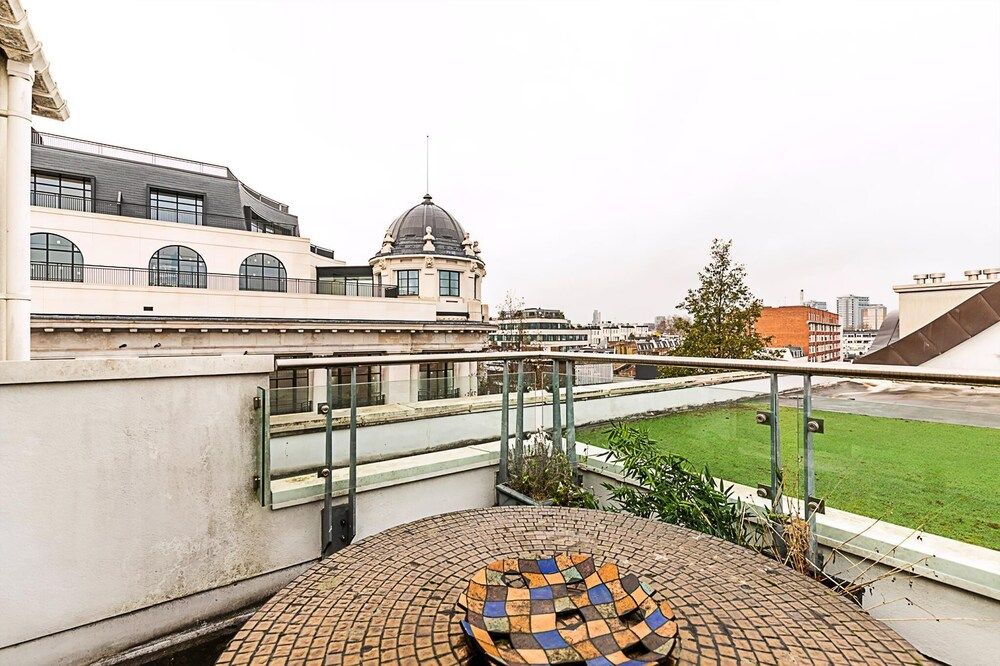 undefined Luxury and Modern Bayswater Apartment 4