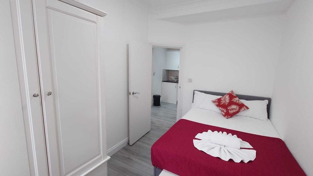Budget Apartment Next to Kings Cross - Eurostar Deluxe Apartment, Private Bathroom (4) 9