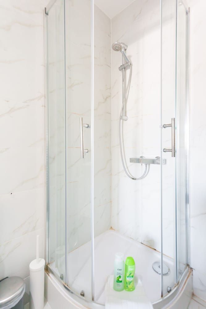 Budget Apartment Next to Kings Cross - Eurostar Superior Apartment, Private Bathroom (3) 14