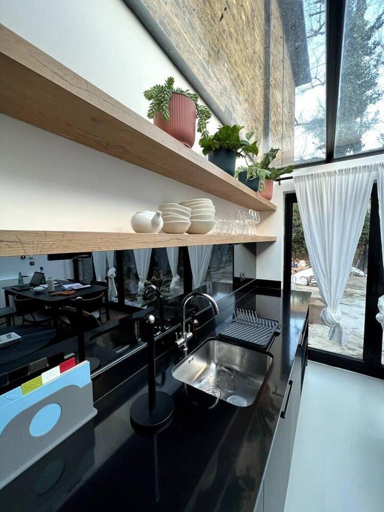 undefined Design Led 1 bed in Cosmopolitan Queens Park 4