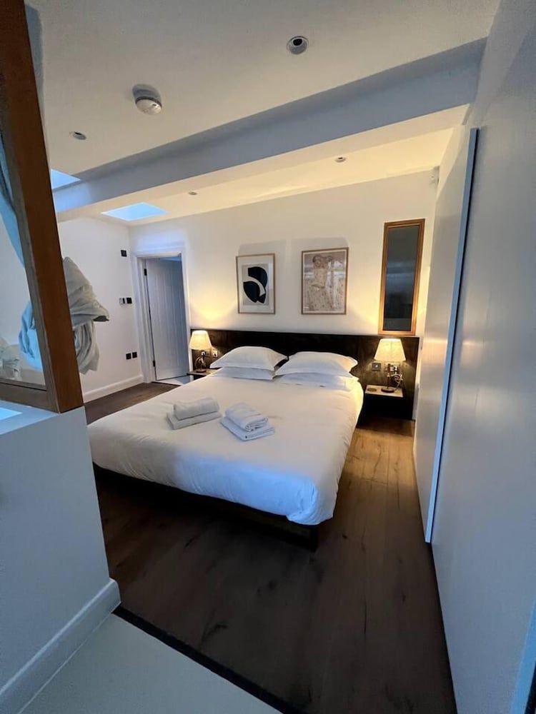 undefined Design Led 1 bed in Cosmopolitan Queens Park 3