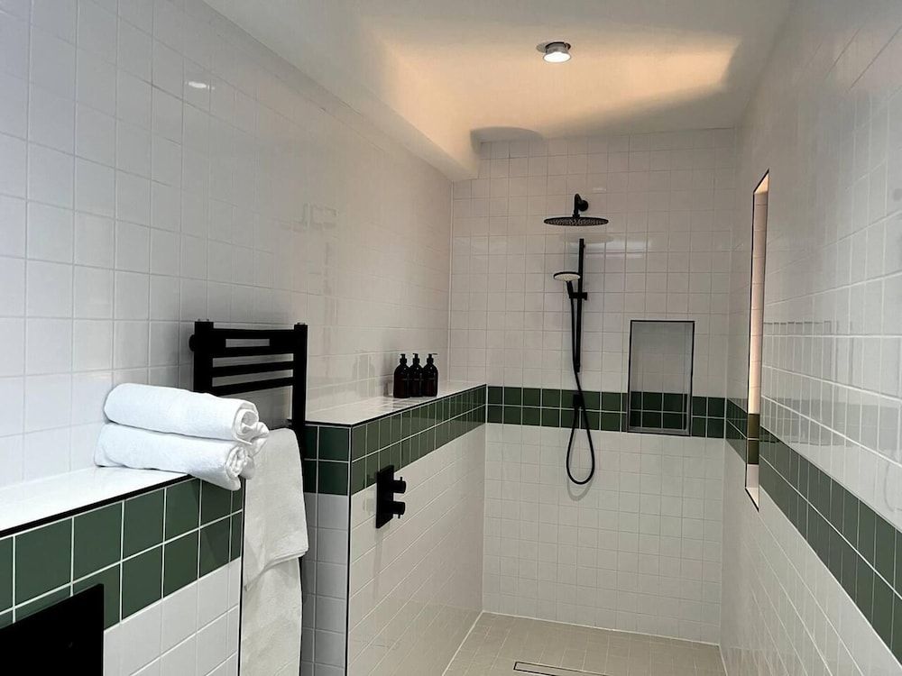 undefined Design Led 1 bed in Cosmopolitan Queens Park 10