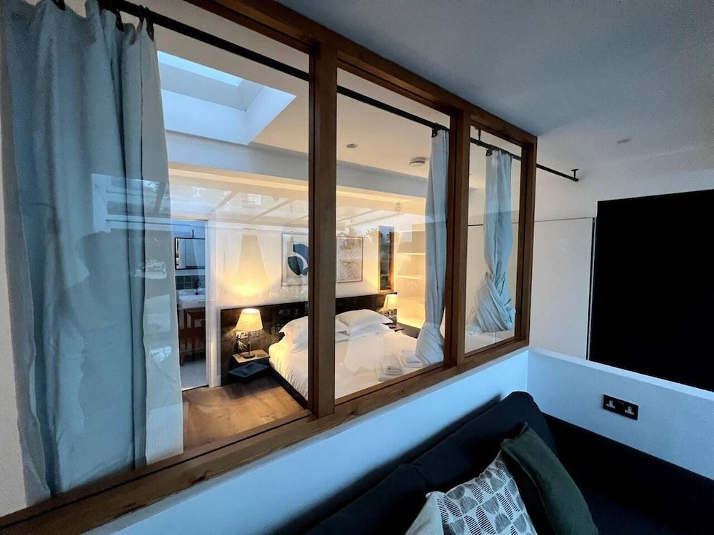 undefined Design Led 1 bed in Cosmopolitan Queens Park 6