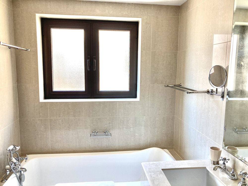 Luxurious Stay in Dubai Downtown Deluxe Single Room (1 Bedroom) 6
