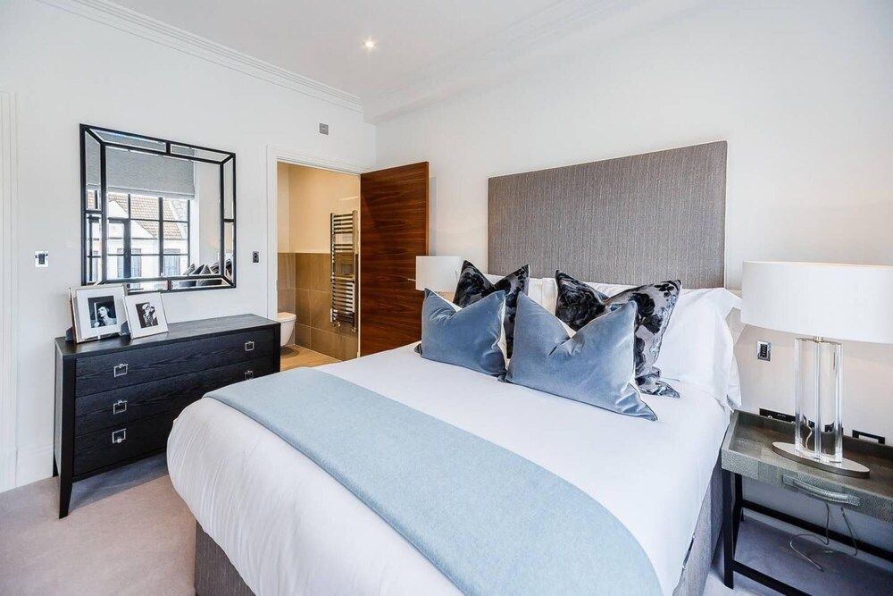 undefined Designer 2 Bed Apartment in Riverside Development 4