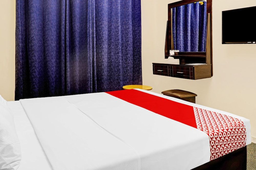 Super OYO 800 Moon Creek Hotel Standard Double Room, 1 King Bed 4