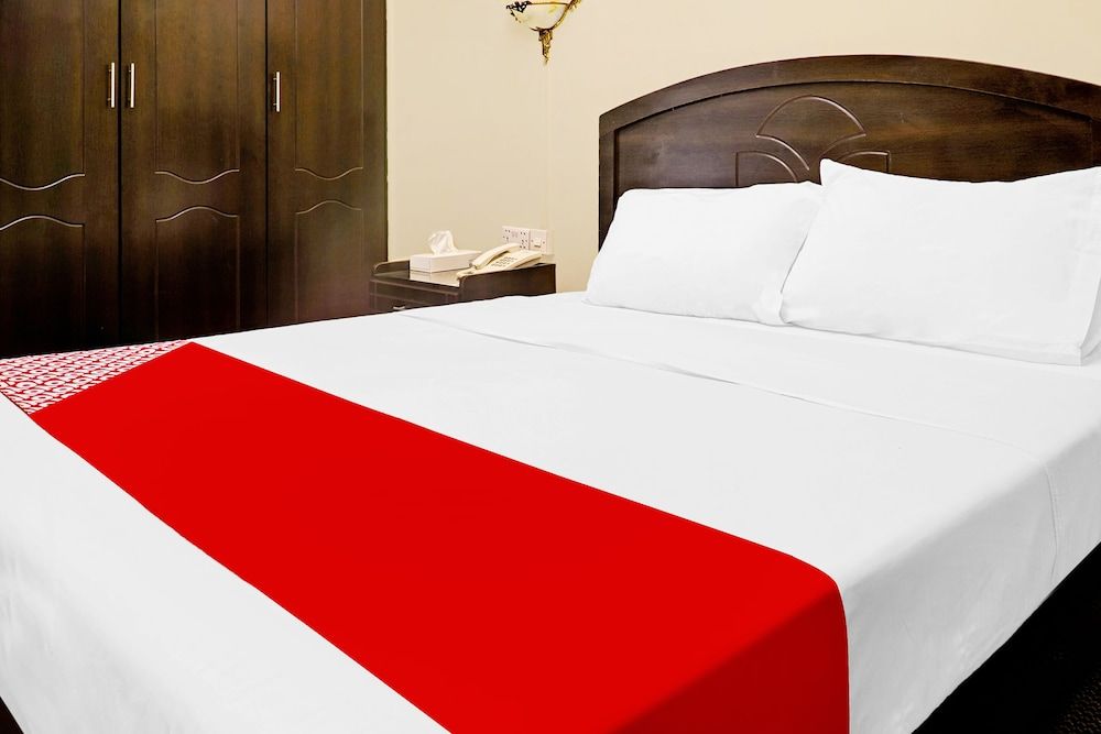 Super OYO 800 Moon Creek Hotel Standard Double Room, 1 King Bed 3