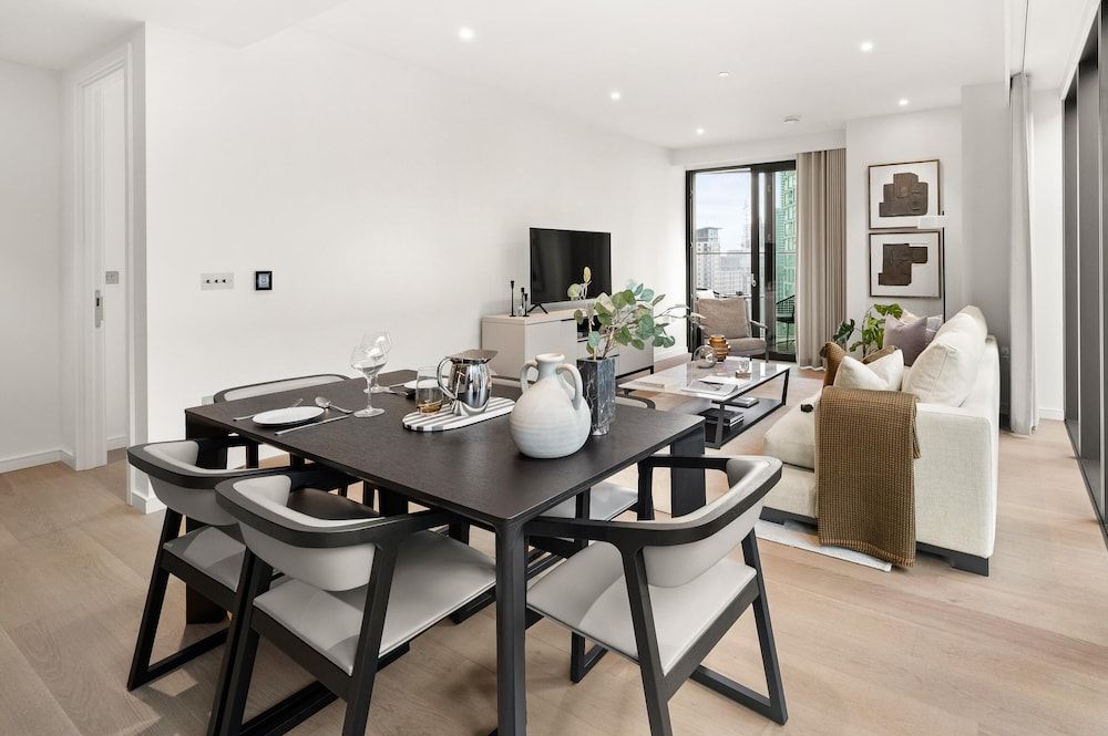 undefined Stylish two Bedroom Apartment With River Views in Docklands 10
