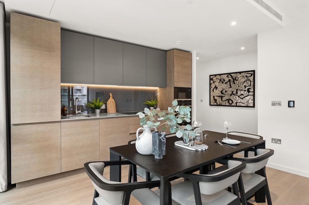 undefined Stylish two Bedroom Apartment With River Views in Docklands 7