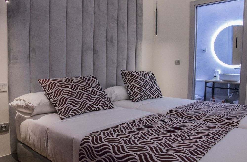 Hostal Juliette & Coworking Basic Twin Room, Private Bathroom (D2C) 2