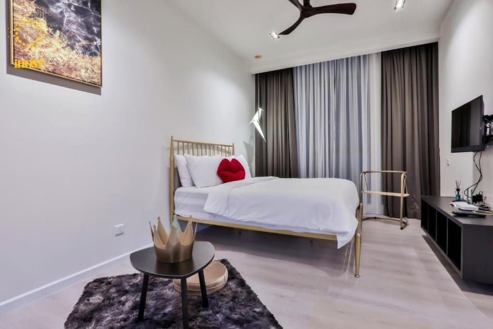 Expressionz Suites by iHost Global Deluxe King Suite, Garden View 2