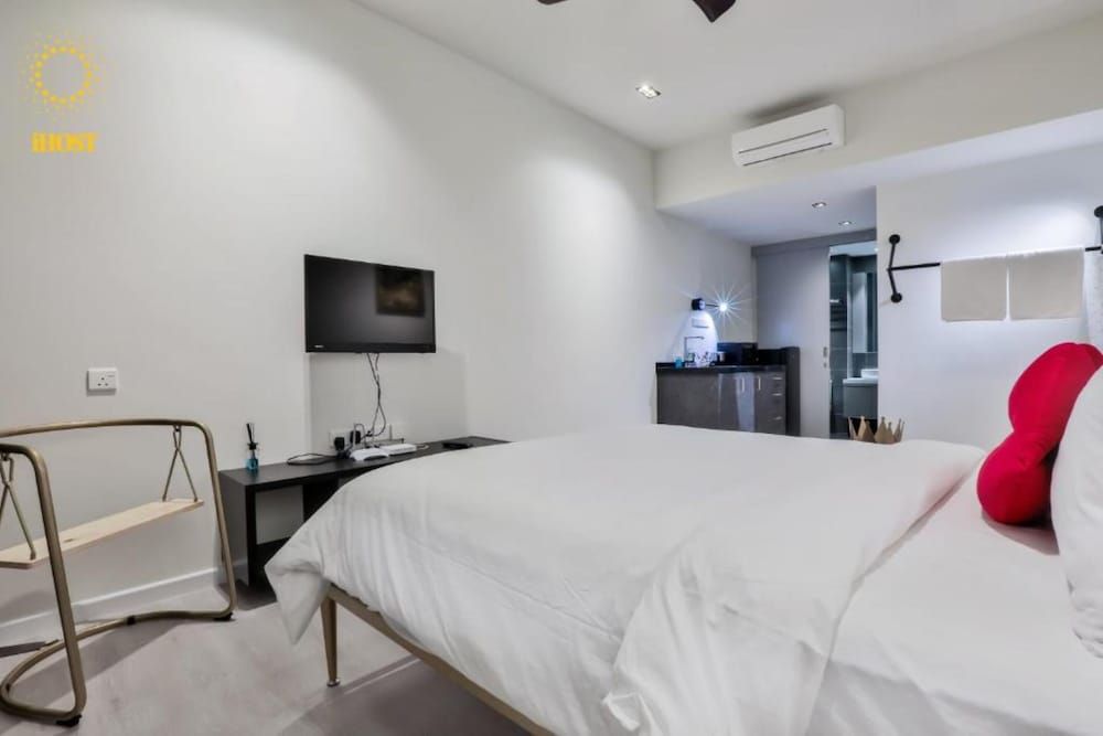 Expressionz Suites by iHost Global Deluxe King Suite, Garden View 3