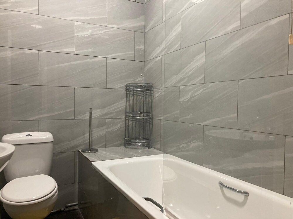 undefined Three Bed Two Bath Apartment in London 10