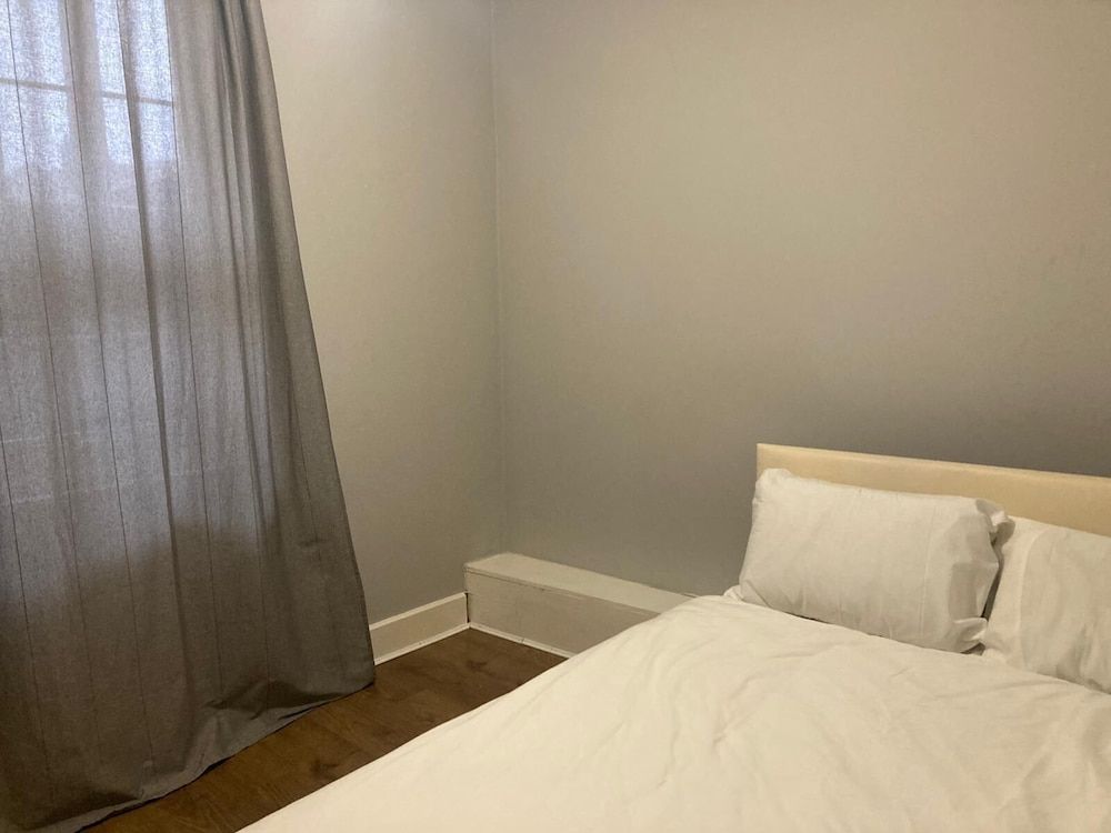 undefined Three Bed Two Bath Apartment in London 3