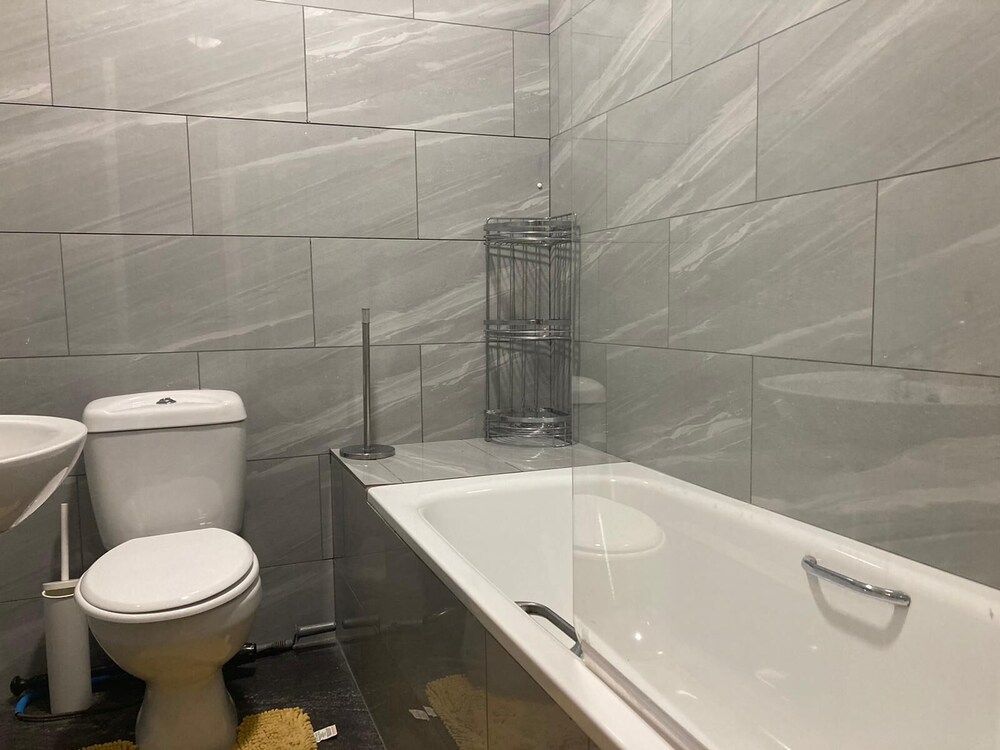 undefined Three Bed Two Bath Apartment in London 8