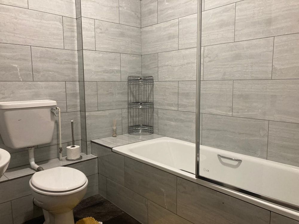 undefined Three Bed Two Bath Apartment in London 9