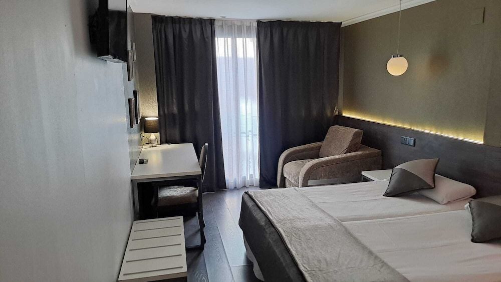 Hotel Moderno Barcelona Panoramic Triple Room 11