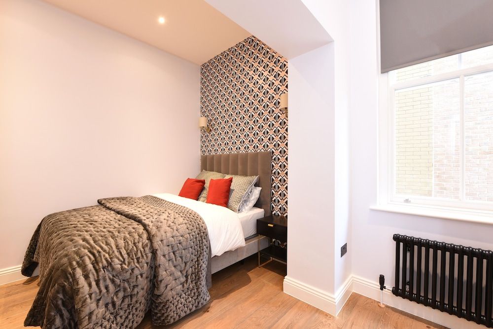 Stylish & Spacious Deluxe Apartments near Victoria Station Duplex Three-bedroom Garden Apartment 3