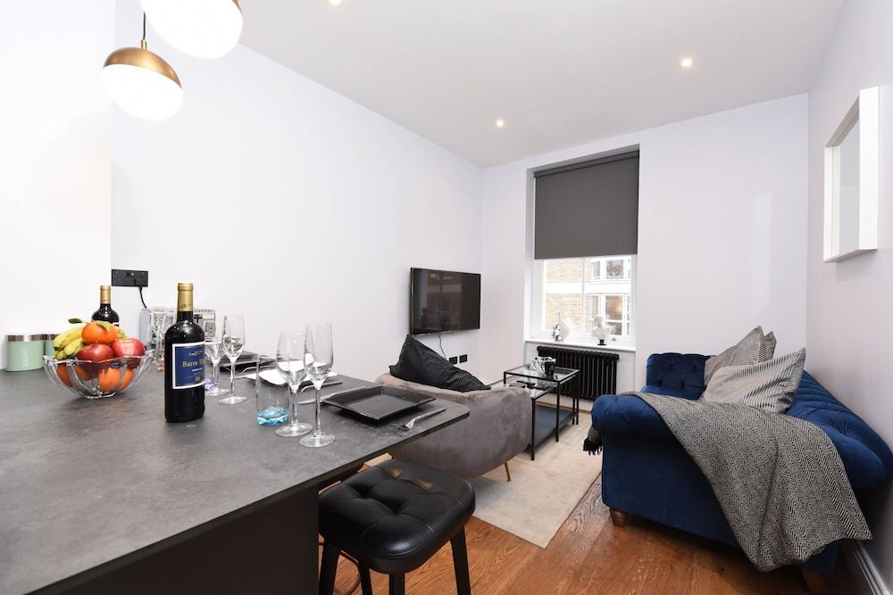 Stylish & Spacious Deluxe Apartments near Victoria Station Vauxhall Bridge Balcony Apartment 9