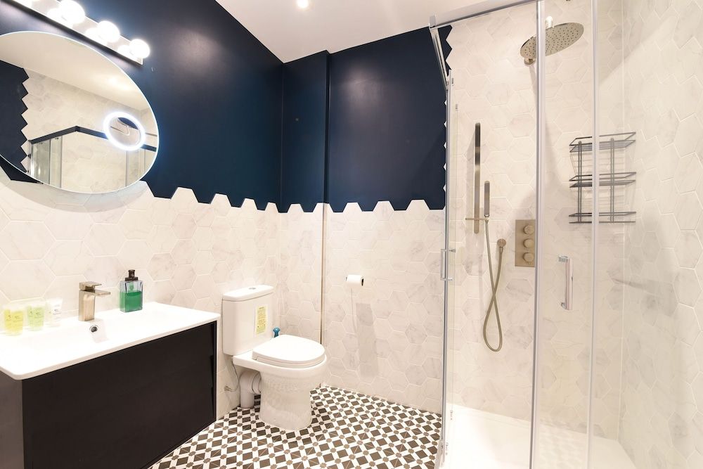 Stylish & Spacious Deluxe Apartments near Victoria Station Vauxhall Bridge Balcony Apartment 7