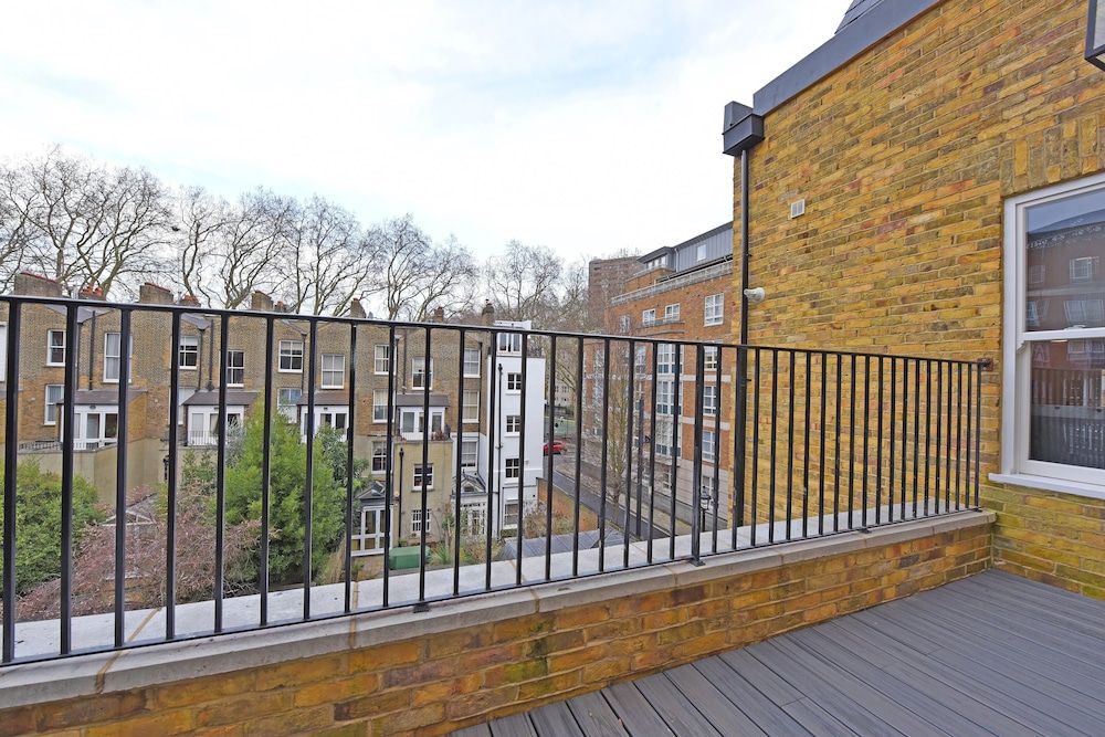 Stylish & Spacious Deluxe Apartments near Victoria Station Vauxhall Bridge Balcony Apartment 5