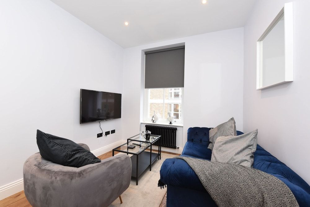 Stylish & Spacious Deluxe Apartments near Victoria Station Vauxhall Bridge Balcony Apartment 10