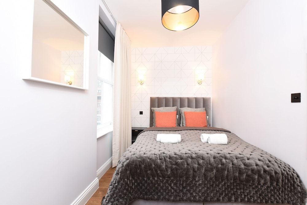 Stylish & Spacious Deluxe Apartments near Victoria Station Vauxhall Bridge Balcony Apartment 3