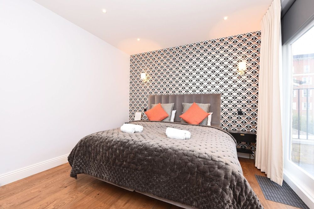 Stylish & Spacious Deluxe Apartments near Victoria Station Vauxhall Bridge Balcony Apartment 4