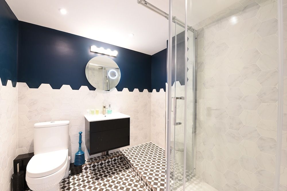 Stylish & Spacious Deluxe Apartments near Victoria Station Duplex Three-bedroom Garden Apartment 5