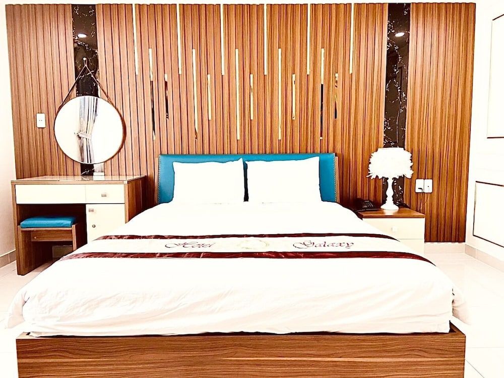 Galaxy Hotel Deluxe Room, 1 Queen Bed, Bathtub 2