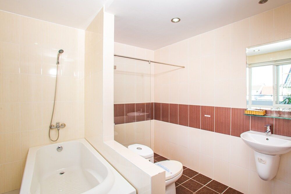 Galaxy Hotel Deluxe Room, 1 Queen Bed, Bathtub 4