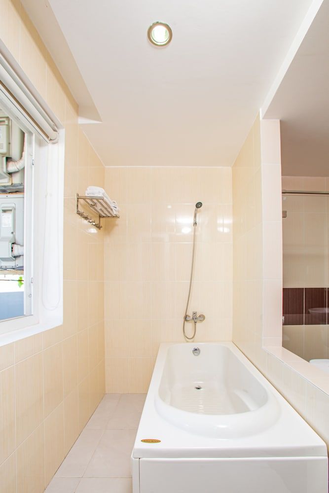 Galaxy Hotel Deluxe Room, 1 Queen Bed, Bathtub 3