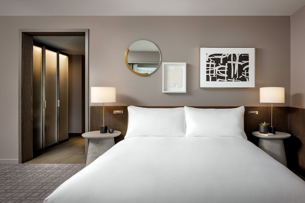 Corner Suite, 1 Bedroom, 1 King Bed (Hearing & Mobility Accessible)