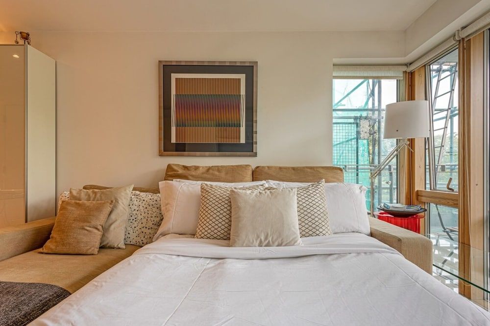 undefined Bright 1 Bedroom Apartment Near London Bridge With Balcony